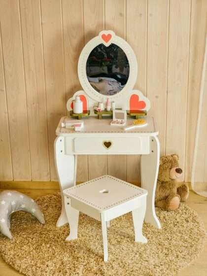 Koka dekoratīvās kosmētikas galds bērniem “Mīla”